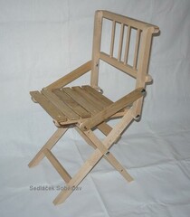 Dětská dřevěná skládací židlička.